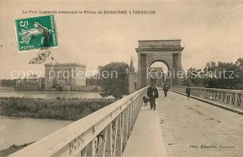 AK / Ansichtskarte Tarascon_Bouches du Rhone Le Pont suspendu traversant le Rhone de Beaucaire Tarascon Bouches du Rhone