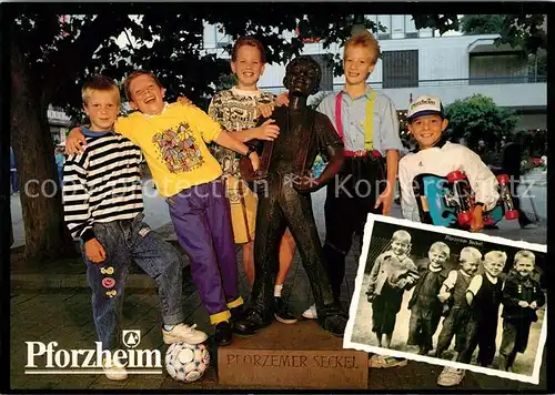 AK / Ansichtskarte Pforzheim Jungen am Pforzemer Seckel Plastik von Prof. Fritz Theilmann am Marktplatz Gruppenbild Pforzheim Kat. Pforzheim