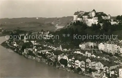 AK / Ansichtskarte Burghausen_Salzach Altstadt mit Burg Fliegeraufnahme Burghausen Salzach