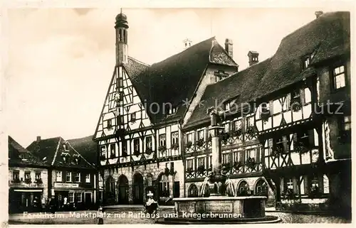 AK / Ansichtskarte Forchheim_Oberfranken Marktplatz Rathaus Kriegerbrunnen Altstadt Fachwerkhaeuser Forchheim Oberfranken