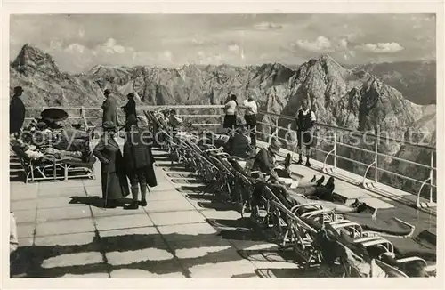 AK / Ansichtskarte Garmisch Partenkirchen Hotel Schneefernerhaus Liegeterrasse Bayerische Zugspitzbahn Fernsicht Alpenpanorama Garmisch Partenkirchen