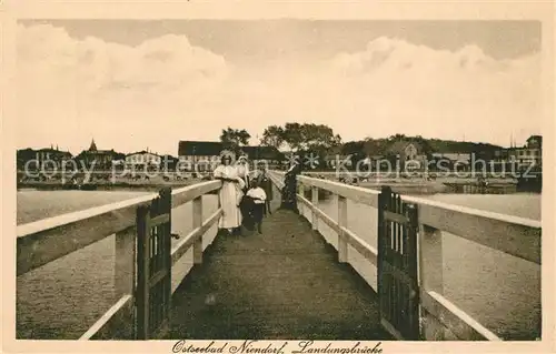 AK / Ansichtskarte Niendorf_Ostseebad Landungsbruecke Niendorf_Ostseebad