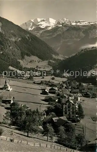 AK / Ansichtskarte Kiental Dorf und Kapelle mit Bluemlisalp Kiental