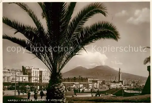 AK / Ansichtskarte Napoli_Neapel Piazza Municipio e Vesuvio Palme Vulkan Vesuv Napoli Neapel