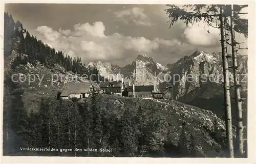 AK / Ansichtskarte Vorderkaiserfelden Unterkunftshuette gegen den Wilden Kaiser Kaisergebirge Vorderkaiserfelden