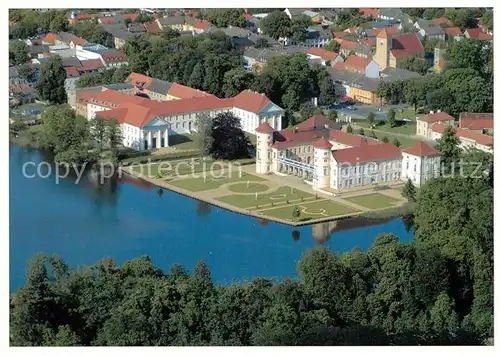 AK / Ansichtskarte Rheinsberg Schloss Kavalierhaus mit Theater Marstall und St Laurentiuskirche Fliegeraufnahme Rheinsberg