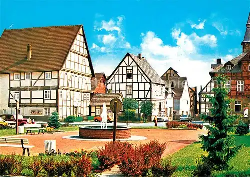 AK / Ansichtskarte Helmarshausen Marktplatz Brunnen Fachwerkhaeuser Helmarshausen