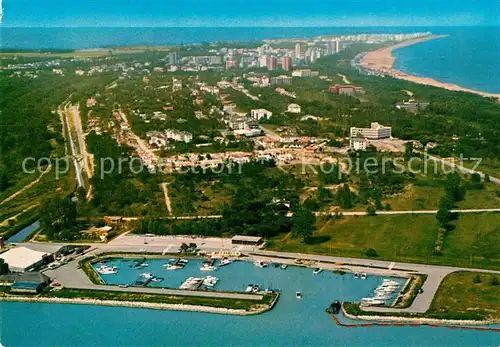 AK / Ansichtskarte Lignano Fliegeraufnahme mit Strand und Hafen Lignano