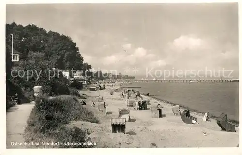 AK / Ansichtskarte Niendorf_Ostseebad Uferpromenade Strand Niendorf_Ostseebad