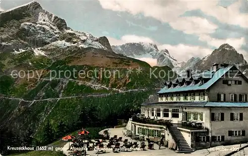 AK / Ansichtskarte Kreuzeckhaus mit Alpspitze Zugspitze und Waxenstein Kreuzeckhaus