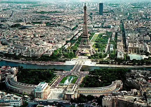 AK / Ansichtskarte Paris Palais de Chaillot et la Tour Eiffel vue aerienne Paris