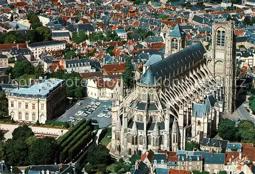 AK / Ansichtskarte Bourges Cathedrale Saint Etienne Hotel de Ville vue aerienne Bourges