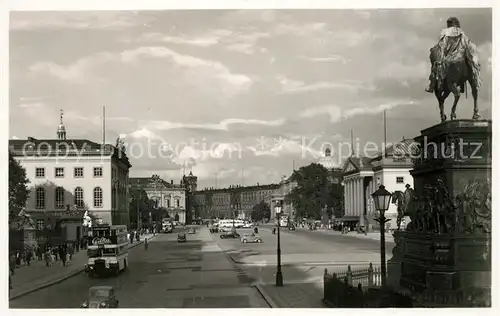 AK / Ansichtskarte Berlin Unter den Linden mit Schloss Berlin