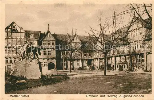 AK / Ansichtskarte Wolfenbuettel Rathaus mit Herzog August Brunnen Wolfenbuettel