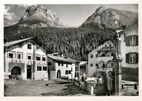 AK / Ansichtskarte Scuol_GR Dorfplatz Brunnen Alpen Scuol_GR