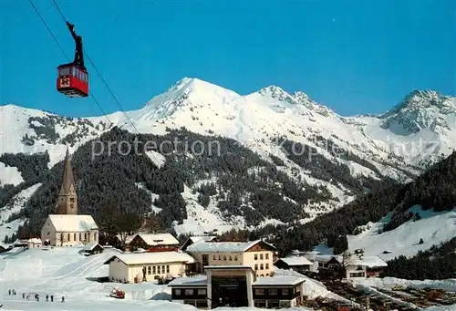 AK / Ansichtskarte Mittelberg_Kleinwalsertal Kirche Panorama Wintersportplatz Walmendingerhorn Bergbahn Kuhgehrenspitze Hammerspitze Alpen Mittelberg_Kleinwalsertal