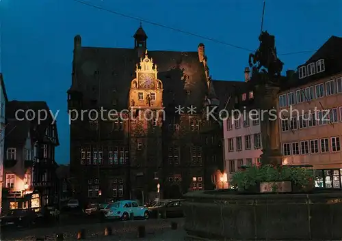 AK / Ansichtskarte Marburg_Lahn Marktplatz Brunnen Nachtaufnahme Marburg_Lahn