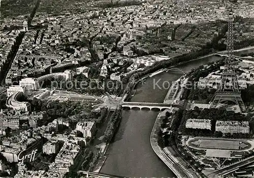 AK / Ansichtskarte Paris Fliegeraufnahme Tour Eiffel Palais Chaillot Paris