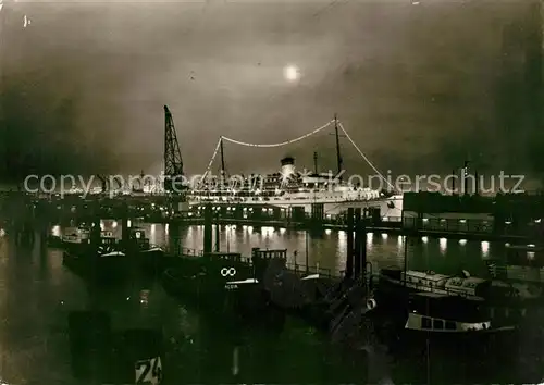 AK / Ansichtskarte Schiffe_Ships_Navires Hamburg Hafen bei Nacht  Schiffe_Ships_Navires