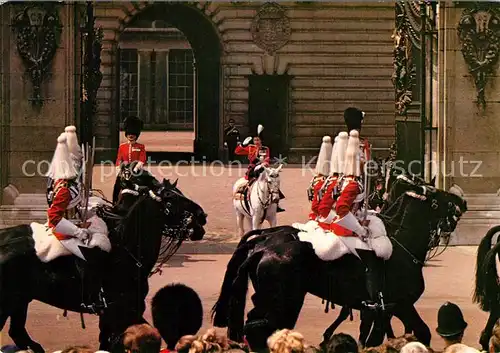 AK / Ansichtskarte London Her Majesty the Queen acknowledges the salute of the Life Guards outside Buckingham Palace London