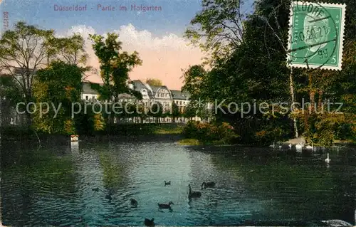 Duesseldorf Partie im Hofgarten Schwanenteich Duesseldorf