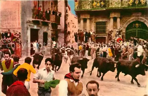 AK / Ansichtskarte Pamplona_Navarra Las toros pasan por delante del Ayuntamiento Pamplona Navarra