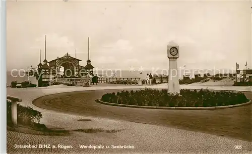 AK / Ansichtskarte Binz_Ruegen Wendeplatz und Seebruecke Standuhr Binz_Ruegen