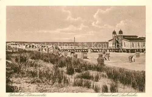 AK / Ansichtskarte Zinnowitz_Ostseebad Strand mit Seebruecke Zinnowitz_Ostseebad