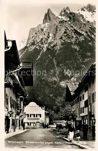 Mittenwald_Bayern Strassenpartie mit Karwendelgebirge Mittenwald Bayern