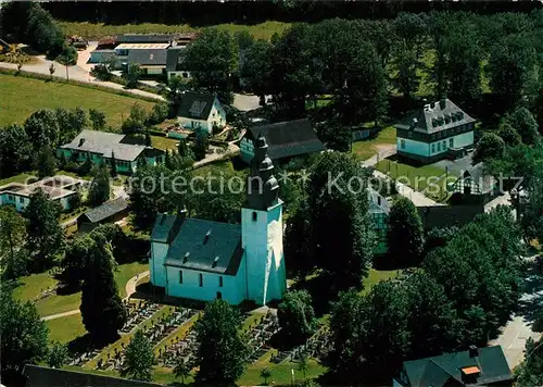 AK / Ansichtskarte Fredeburg_Schmallenberg Fliegeraufnahme Pfarrkiche mit altem Friedhof im Lindenkranz Fredeburg_Schmallenberg