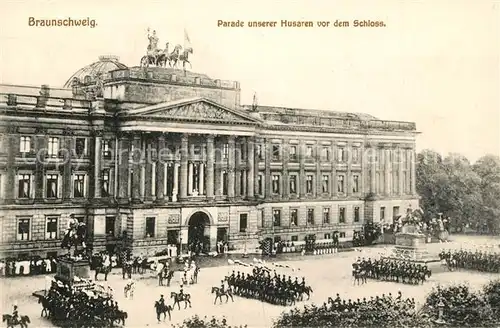 AK / Ansichtskarte Braunschweig Parade unserer Husaren vor dem Schloss Braunschweig