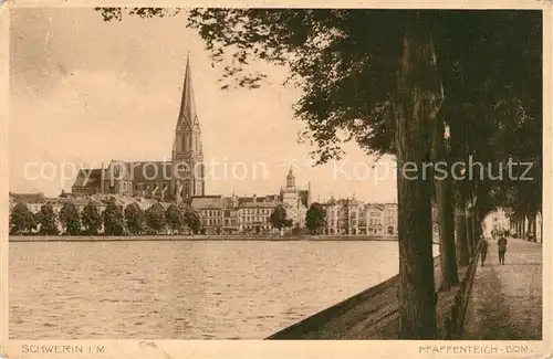 AK / Ansichtskarte Schwerin_Mecklenburg Uferpartie am Pfaffenteich Promenade Baumallee Blick zum Dom Schwerin_Mecklenburg