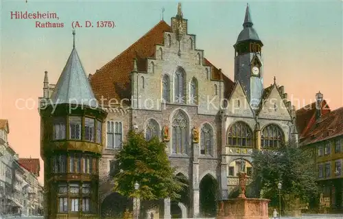 AK / Ansichtskarte Hildesheim Rathaus Brunnen Historische Gebaeude Altstadt Hildesheim