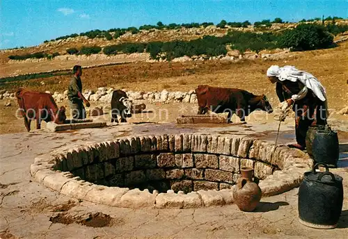 AK / Ansichtskarte Jerusalem_Yerushalayim Arab woman drawing water from a well  Jerusalem_Yerushalayim