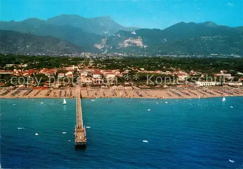 AK / Ansichtskarte Forte_dei_Marmi Fliegeraufnahme  Panorama Strand  Forte_dei_Marmi