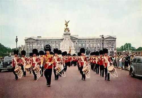 AK / Ansichtskarte Leibgarde_Wache Guards Band Buckingham Palace London Trommel Leibgarde Wache