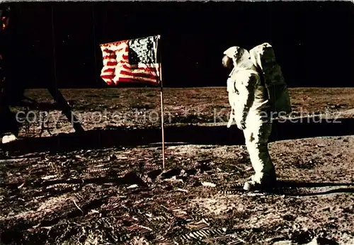 AK / Ansichtskarte Astronaut Mond Sternenbanner Neil Amstrong Edwin Aldrin Astronaut