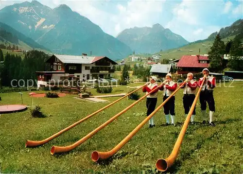 AK / Ansichtskarte Alphorn Alphornblaesergruppe Hirschegg Kleinwalsertal Alphorn