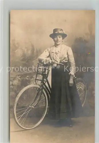 AK / Ansichtskarte Fahrrad Frau Dillingen Donau Privatfoto Ak Fahrrad