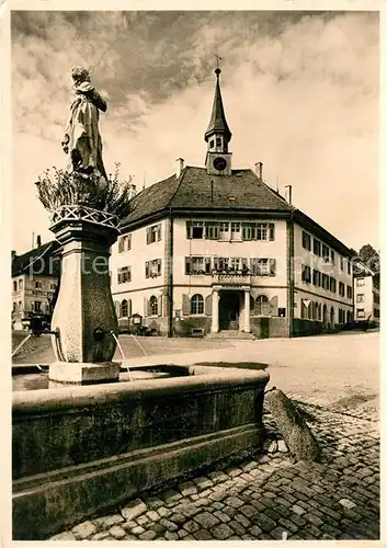 AK / Ansichtskarte Bonndorf_Schwarzwald Rathausplatz Brunnen Bonndorf Schwarzwald