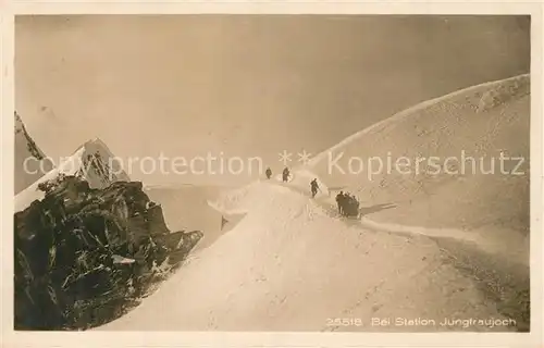 AK / Ansichtskarte Jungfraujoch Station Jungfraujoch Bergwanderer Jungfraujoch