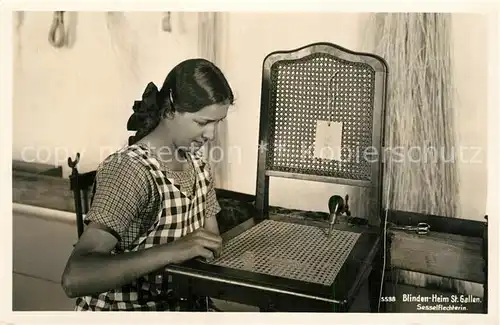 AK / Ansichtskarte Handwerk Sesselflechterin Blindenheim St. Gallen  Handwerk