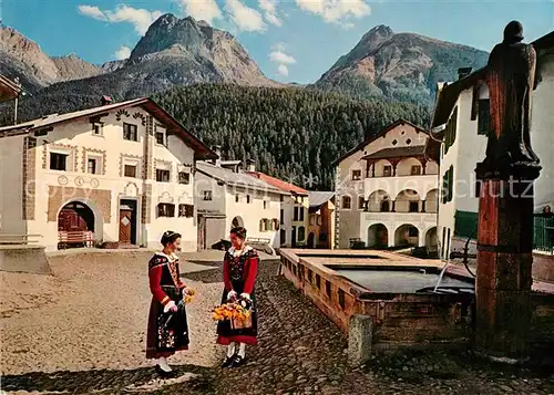 AK / Ansichtskarte Scuol_Tarasp_Vulpera Alpines Heilbad Station thermale des Alpes Dorfplatz Scuol mit Museum Brunnen Trachten Scuol_Tarasp_Vulpera