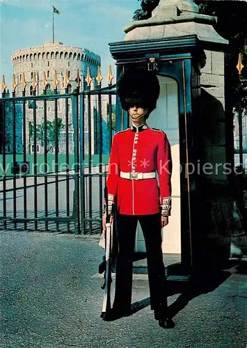 AK / Ansichtskarte Leibgarde_Wache Windsor Castle Scots Guards Sentry Advanced Gate  Leibgarde Wache