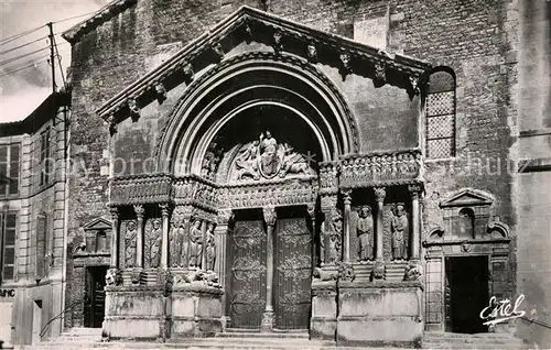 AK / Ansichtskarte Arles_Bouches du Rhone Le Portail de la Cathedrale Saint Trophime XII siecle Arles_Bouches du Rhone