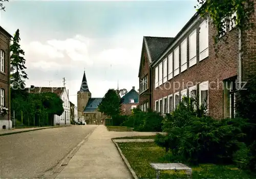 AK / Ansichtskarte Niederkruechten Dr Lindemann Str mit Schule und Kirche Niederkruechten