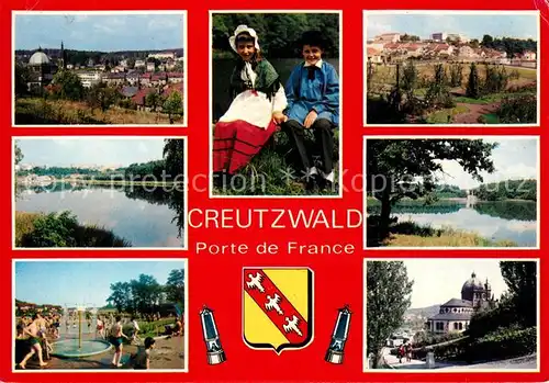 AK / Ansichtskarte Creutzwald Panorama Partie am See Badestrand Trachten Wappen Creutzwald