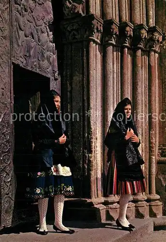 AK / Ansichtskarte Guadalupe_Spanien Trajes tipicos en la entrada de la basilica Trachten Guadalupe Spanien