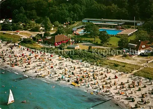 AK / Ansichtskarte Hohwacht_Ostseebad Fliegeraufnahme mit Strand und Schwimmbad Hohwacht_Ostseebad