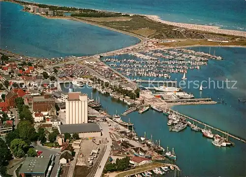 AK / Ansichtskarte Heiligenhafen_Ostseebad Fliegeraufnahme mit Jachthafen Heiligenhafen_Ostseebad